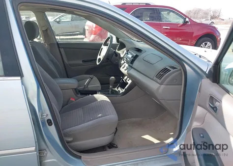 2005 Toyota Camry Le z USA, uszkodzony, nr VIN 4T1BE32K95U604054